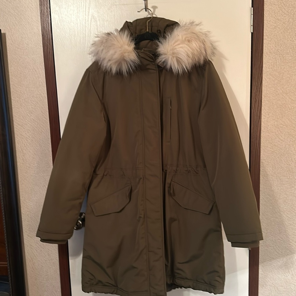 Gap olive green quilted coat. Large Tall. Flannel lined pockets. Barely worn.